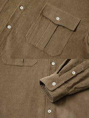 製品画像: ジャパニーズテイストのコーデュロイワークシャツの正面展示。冬に最適な柔らかい100%コットン素材で、カジュアルかつ上品なスタイルを提供。
詳細画像: ダブルポケットとコーデュロイ素材の質感を強調したディテール展示。実用性とレトロな魅力を兼ね備えたデザイン。