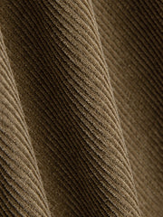 製品画像: ジャパニーズテイストのコーデュロイワークシャツの正面展示。冬に最適な柔らかい100%コットン素材で、カジュアルかつ上品なスタイルを提供。
詳細画像: ダブルポケットとコーデュロイ素材の質感を強調したディテール展示。実用性とレトロな魅力を兼ね備えたデザイン。