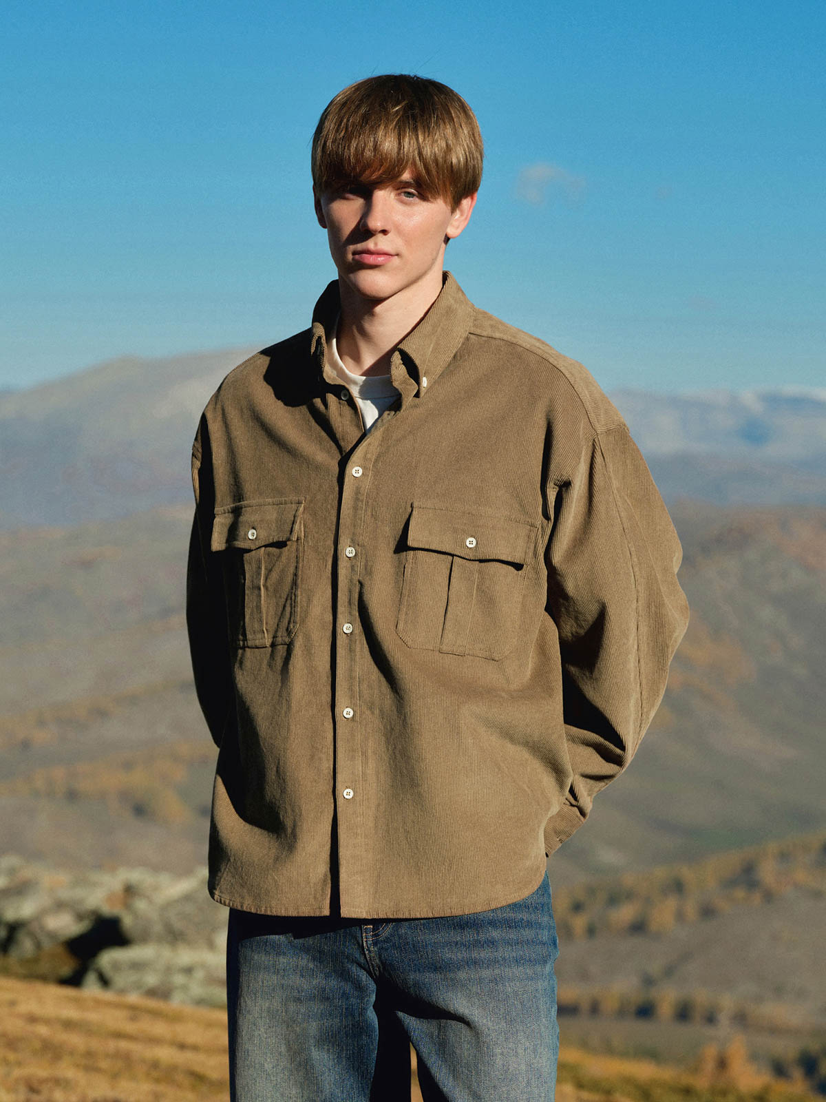 詳細画像: ダブルポケットとコーデュロイ素材の質感を強調したディテール展示。実用性とレトロな魅力を兼ね備えたデザイン。
モデル画像: モデルが着用したコーデュロイワークシャツの全体スタイリング。冬の通勤やカジュアルシーンにぴったりなアイテム。