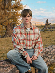 詳細画像: 胸ポケットとチェック柄のディテール展示 - 実用性とスタイルのバランス。
モデル画像: モデル着用のアメカジ風レッドチェック柄シャツスタイリング - 秋冬のカジュアルスタイルに最適。