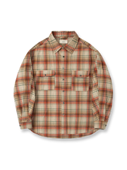 製品画像: レッドチェック柄のクラシックシャツ全体展示 - 暖かみのあるデザイン。
詳細画像: 胸ポケットとチェック柄のディテール展示 - 実用性とスタイルのバランス。