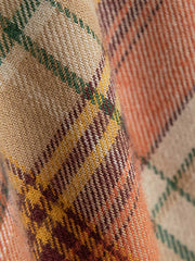 製品画像: レッドチェック柄のクラシックシャツ全体展示 - 暖かみのあるデザイン。
詳細画像: 胸ポケットとチェック柄のディテール展示 - 実用性とスタイルのバランス。