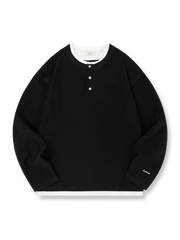 製品画像: ヘンリーネック レイヤード風 ワッフル 長袖Tシャツ全体展示。ヘンリーネックとレイヤード風デザインが融合したスタイル、ワッフル生地が独特の質感を引き立て、洗練されたカジュアル感を演出。
詳細画像: ワッフル生地のテクスチャーとレイヤードデザインの特写。独自の質感とディテールが着こなしに深みを加え、シンプルでありながらもデザイン性が光る。