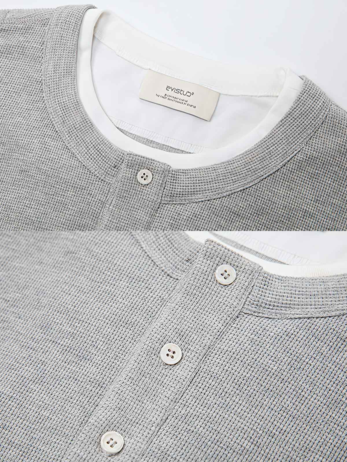 製品画像: ヘンリーネック レイヤード風 ワッフル 長袖Tシャツ全体展示。ヘンリーネックとレイヤード風デザインが融合したスタイル、ワッフル生地が独特の質感を引き立て、洗練されたカジュアル感を演出。
詳細画像: ワッフル生地のテクスチャーとレイヤードデザインの特写。独自の質感とディテールが着こなしに深みを加え、シンプルでありながらもデザイン性が光る。