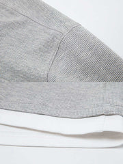 製品画像: ヘンリーネック レイヤード風 ワッフル 長袖Tシャツ全体展示。ヘンリーネックとレイヤード風デザインが融合したスタイル、ワッフル生地が独特の質感を引き立て、洗練されたカジュアル感を演出。
詳細画像: ワッフル生地のテクスチャーとレイヤードデザインの特写。独自の質感とディテールが着こなしに深みを加え、シンプルでありながらもデザイン性が光る。