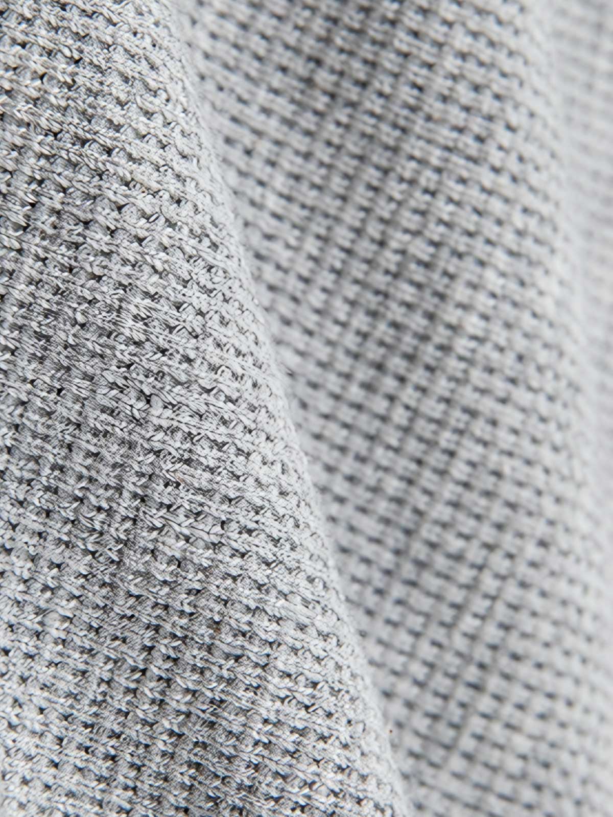 製品画像: ヘンリーネック レイヤード風 ワッフル 長袖Tシャツ全体展示。ヘンリーネックとレイヤード風デザインが融合したスタイル、ワッフル生地が独特の質感を引き立て、洗練されたカジュアル感を演出。
詳細画像: ワッフル生地のテクスチャーとレイヤードデザインの特写。独自の質感とディテールが着こなしに深みを加え、シンプルでありながらもデザイン性が光る。