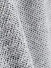 製品画像: ヘンリーネック レイヤード風 ワッフル 長袖Tシャツ全体展示。ヘンリーネックとレイヤード風デザインが融合したスタイル、ワッフル生地が独特の質感を引き立て、洗練されたカジュアル感を演出。
詳細画像: ワッフル生地のテクスチャーとレイヤードデザインの特写。独自の質感とディテールが着こなしに深みを加え、シンプルでありながらもデザイン性が光る。