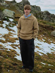 詳細画像: 粗い編み目と二色使いの大きめ襟のディテール展示。ヴィンテージ感が際立つデザイン。
モデル画像: モデルが着用したレトロ大きめ襟付きセーラーニットの全体スタイリング。カジュアルでありながらも洗練された印象を演出。