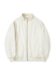 製品画像: 厚手MA-1フライトジャケット正面展示 - 温かさと柔らかさを兼ね備えた冬のアウター。
詳細画像: 立ち襟と多機能ポケットのディテール展示 - 実用性を高めたデザイン。