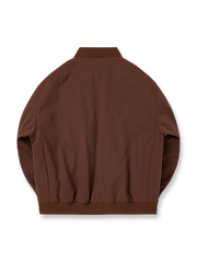 製品画像: 厚手MA-1フライトジャケット正面展示 - 温かさと柔らかさを兼ね備えた冬のアウター。
詳細画像: 立ち襟と多機能ポケットのディテール展示 - 実用性を高めたデザイン。