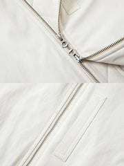 製品画像: 厚手MA-1フライトジャケット正面展示 - 温かさと柔らかさを兼ね備えた冬のアウター。
詳細画像: 立ち襟と多機能ポケットのディテール展示 - 実用性を高めたデザイン。