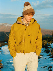 詳細画像: フロントの大きなポケットと背面ジップポケットのディテール展示 - 実用的な収納スペースが魅力。
モデル画像: モデル着用のアウトドアワークスタイルシェルジャケット - アウトドアや日常使いに活躍するスタイリング。