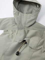 製品画像: アウトドアワークシェルジャケット全体展示 - 冬の防寒に最適な多機能シェルジャケット。
詳細画像: フロントの大きなポケットと背面ジップポケットのディテール展示 - 実用的な収納スペースが魅力。