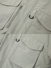 製品画像: アウトドアワークシェルジャケット全体展示 - 冬の防寒に最適な多機能シェルジャケット。
詳細画像: フロントの大きなポケットと背面ジップポケットのディテール展示 - 実用的な収納スペースが魅力。