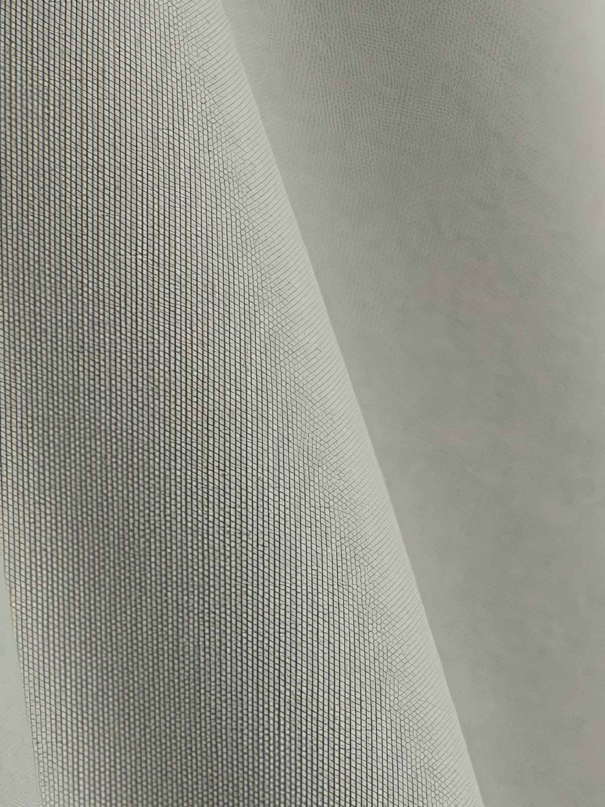 製品画像: アウトドアワークシェルジャケット全体展示 - 冬の防寒に最適な多機能シェルジャケット。
詳細画像: フロントの大きなポケットと背面ジップポケットのディテール展示 - 実用的な収納スペースが魅力。