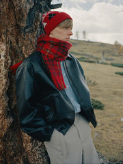 詳細画像: ダブルジップポケットとゴム入り裾のディテール
モデル画像: モデルが着用するレトロスタイルのPUレザージャケット 秋冬コーディネート