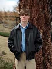 詳細画像: ダブルジップポケットとゴム入り裾のディテール
モデル画像: モデルが着用するレトロスタイルのPUレザージャケット 秋冬コーディネート