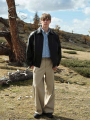 詳細画像: ダブルジップポケットとゴム入り裾のディテール
モデル画像: モデルが着用するレトロスタイルのPUレザージャケット 秋冬コーディネート