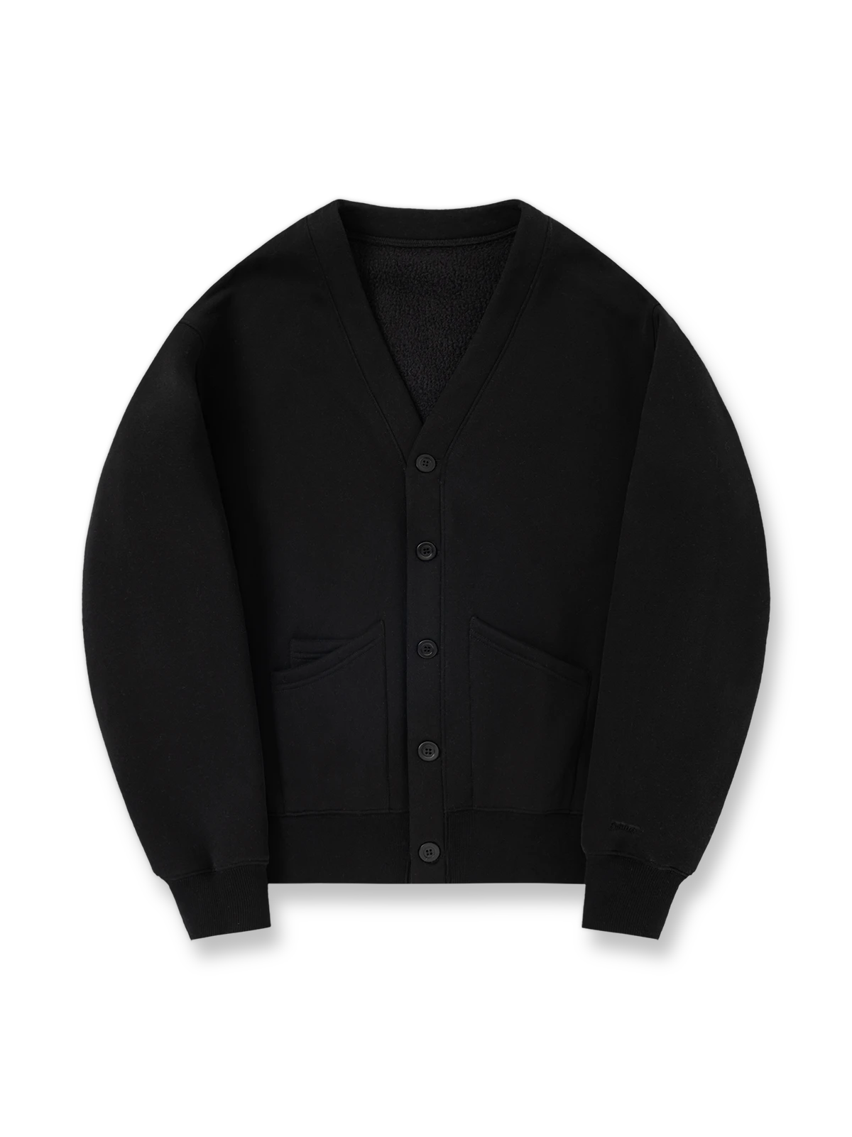 製品画像: 発熱機能フリースVネックカーディガン正面展示 - 秋冬にぴったりな保温性抜群のカーディガン。
詳細画像: ボタンとフリース素材のディテール展示 - クラシックなデザインが特徴。