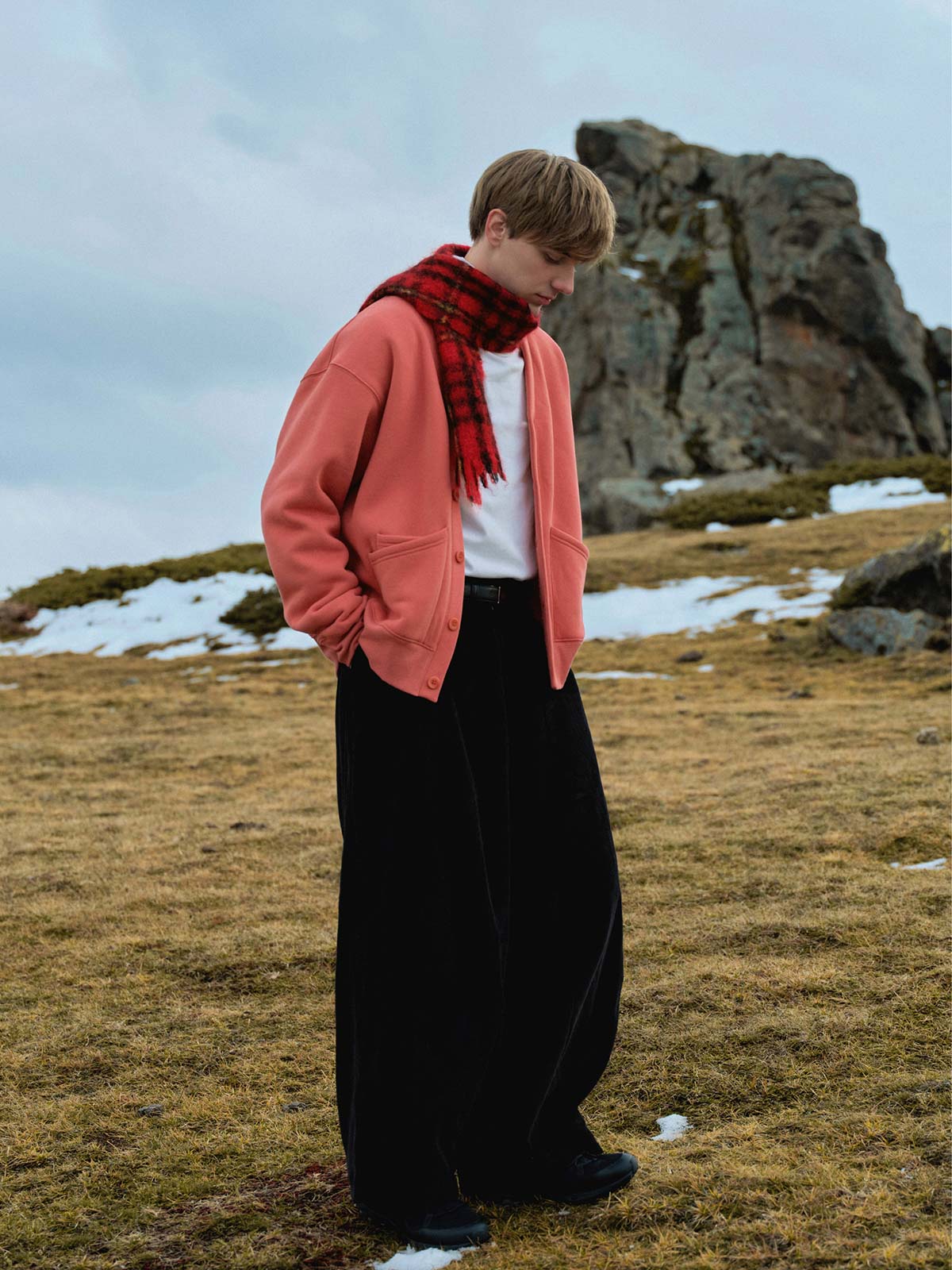 詳細画像: ボタンとフリース素材のディテール展示 - クラシックなデザインが特徴。
モデル画像: モデル着用のレトロVネック保温カーディガンスタイリング - カジュアルな日常コーディネートに最適。