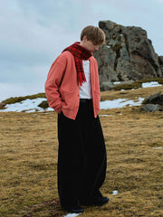 詳細画像: ボタンとフリース素材のディテール展示 - クラシックなデザインが特徴。
モデル画像: モデル着用のレトロVネック保温カーディガンスタイリング - カジュアルな日常コーディネートに最適。