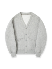 製品画像: 発熱機能フリースVネックカーディガン正面展示 - 秋冬にぴったりな保温性抜群のカーディガン。
詳細画像: ボタンとフリース素材のディテール展示 - クラシックなデザインが特徴。