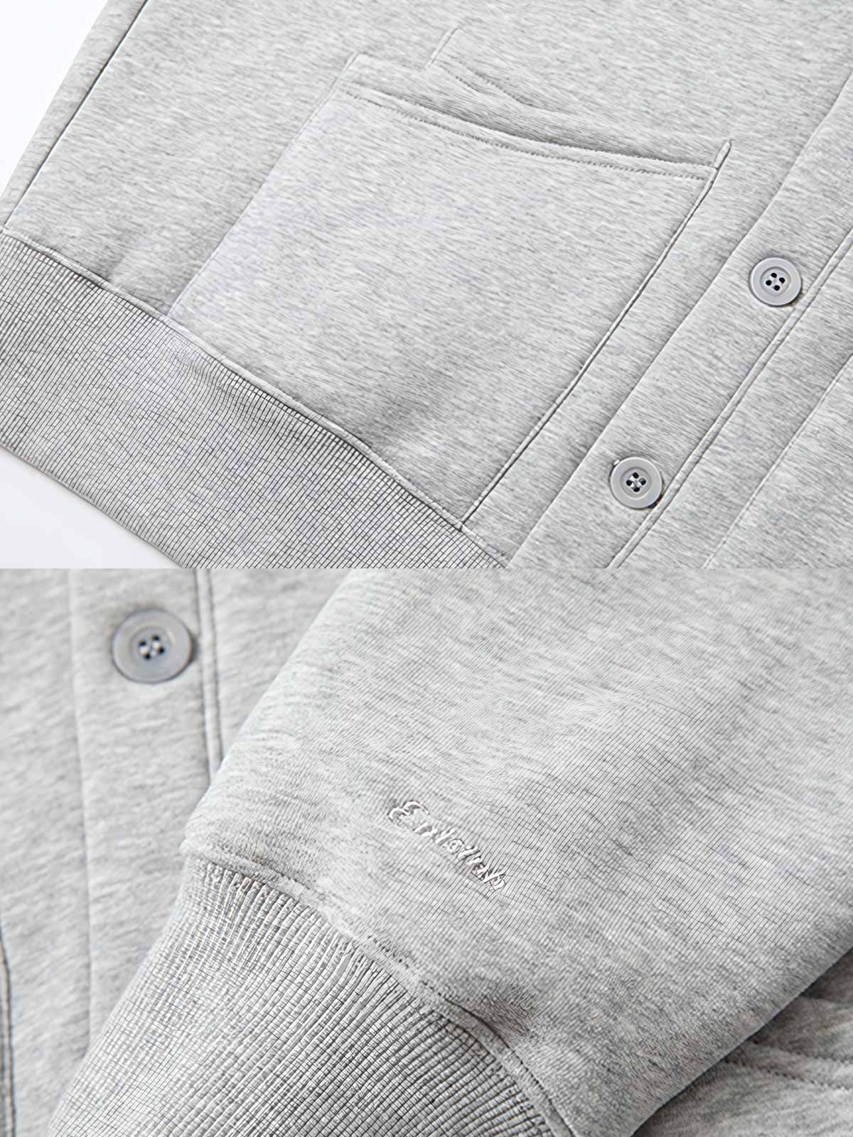 製品画像: 発熱機能フリースVネックカーディガン正面展示 - 秋冬にぴったりな保温性抜群のカーディガン。
詳細画像: ボタンとフリース素材のディテール展示 - クラシックなデザインが特徴。