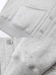 製品画像: 発熱機能フリースVネックカーディガン正面展示 - 秋冬にぴったりな保温性抜群のカーディガン。
詳細画像: ボタンとフリース素材のディテール展示 - クラシックなデザインが特徴。