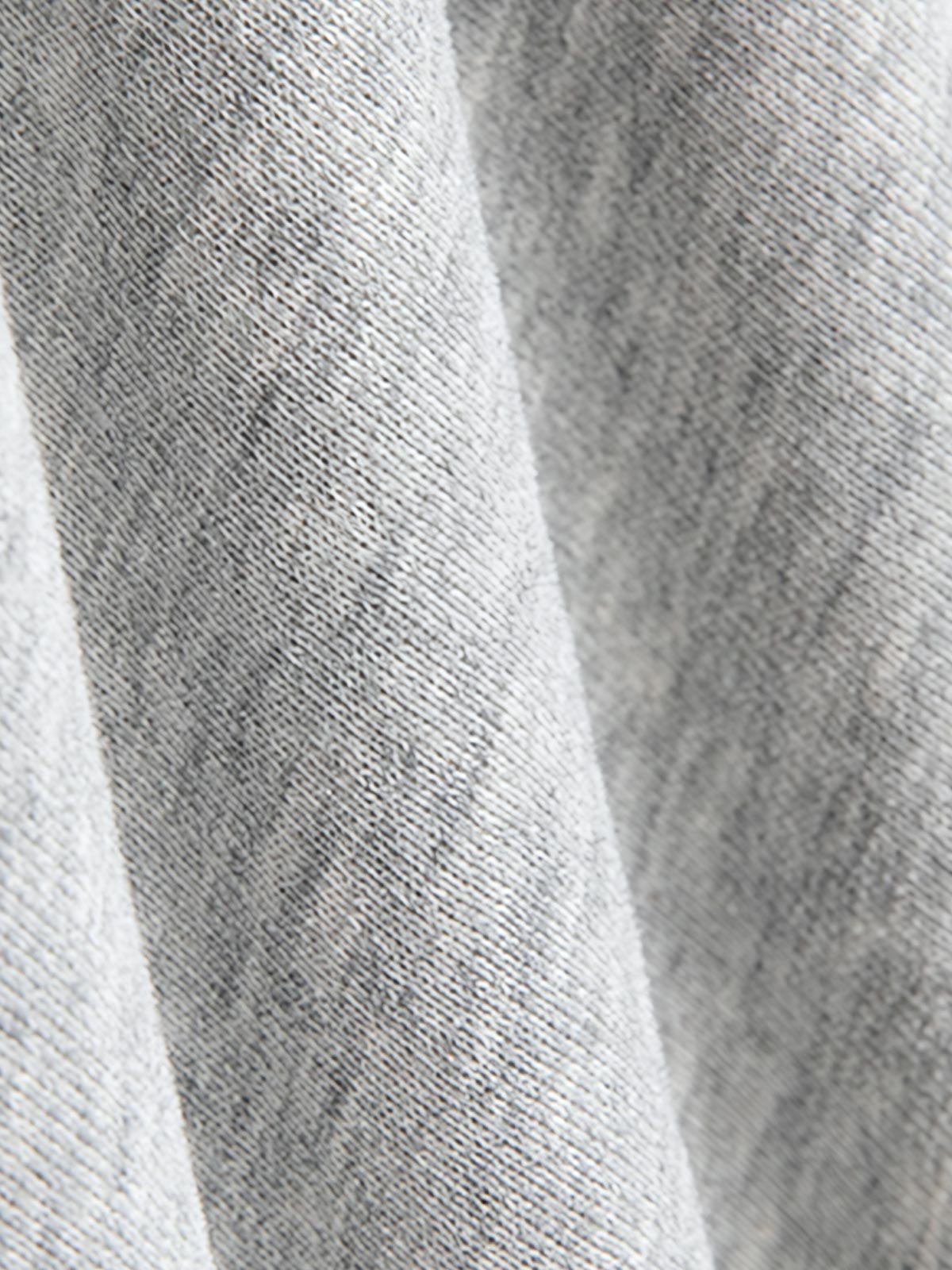 製品画像: 発熱機能フリースVネックカーディガン正面展示 - 秋冬にぴったりな保温性抜群のカーディガン。
詳細画像: ボタンとフリース素材のディテール展示 - クラシックなデザインが特徴。