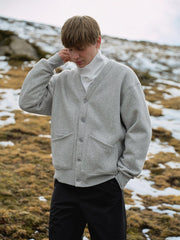 詳細画像: ボタンとフリース素材のディテール展示 - クラシックなデザインが特徴。
モデル画像: モデル着用のレトロVネック保温カーディガンスタイリング - カジュアルな日常コーディネートに最適。