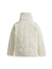 製品画像: ホワイトダックダウンのダイヤキルティングダウンジャケット正面展示 - 冬の必須アイテム、撥水加工と保温性を兼ね備え。
詳細画像: 撥水加工素材とダイヤキルティングのディテール展示 - 高い実用性を提供するデザイン。