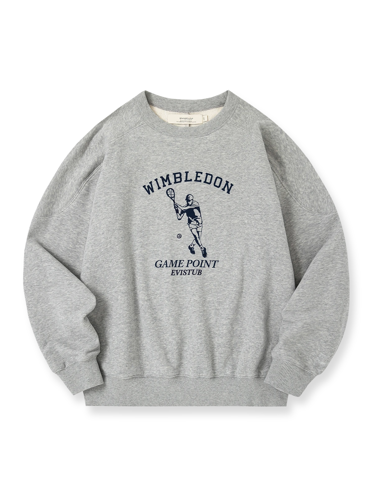 製品画像: フロッキー加工のジャパニーズテイストカーボンブラッシュスウェットの正面展示。秋冬に最適な柔らかい素材感とクラシックなスポーツスタイルを強調。
詳細画像: フロッキー加工とカーボンブラッシュ生地の質感ディテール展示。高品質な柔らかさと耐久性をアピール。