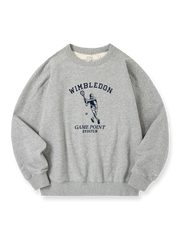 製品画像: フロッキー加工のジャパニーズテイストカーボンブラッシュスウェットの正面展示。秋冬に最適な柔らかい素材感とクラシックなスポーツスタイルを強調。
詳細画像: フロッキー加工とカーボンブラッシュ生地の質感ディテール展示。高品質な柔らかさと耐久性をアピール。