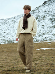 詳細画像: コーデュロイ襟と本革ボタンのディテールが映えるディテール展示
モデル画像: モデル着用のヴィンテージ感漂うショールカラースウェットのスタイリング