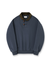 製品画像: 450Gカーボンブラッシュ加工のコーデュロイショールカラーレトロスウェット 正面全体展示
詳細画像: コーデュロイ襟と本革ボタンのディテールが映えるディテール展示