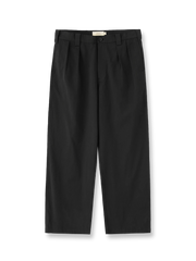 製品画像: ライセル混紡 ツープリーツ ストレートスラックス全体展示。クラシックなツープリーツデザインとストレートシルエットで、エレガントな印象を与えるスラックス。
詳細画像: ウエスト部分のツープリーツとサイドポケットのディテール特写。ツープリーツデザインとポケット配置が際立つ画像。
モデル画像: ツープリーツスラックスとヴィンテージシャツを合わせたカジュアルエレガントなスタイルを披露するモデル。レトロでエレガントな着こなしを表現。