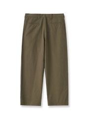 製品画像: ライセル混紡 ツープリーツ ストレートスラックス全体展示。クラシックなツープリーツデザインとストレートシルエットで、エレガントな印象を与えるスラックス。
詳細画像: ウエスト部分のツープリーツとサイドポケットのディテール特写。ツープリーツデザインとポケット配置が際立つ画像。
モデル画像: ツープリーツスラックスとヴィンテージシャツを合わせたカジュアルエレガントなスタイルを披露するモデル。レトロでエレガントな着こなしを表現。