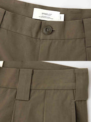 製品画像: ライセル混紡 ツープリーツ ストレートスラックス全体展示。クラシックなツープリーツデザインとストレートシルエットで、エレガントな印象を与えるスラックス。
詳細画像: ウエスト部分のツープリーツとサイドポケットのディテール特写。ツープリーツデザインとポケット配置が際立つ画像。
モデル画像: ツープリーツスラックスとヴィンテージシャツを合わせたカジュアルエレガントなスタイルを披露するモデル。レトロでエレガントな着こなしを表現。