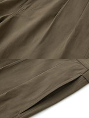 製品画像: ライセル混紡 ツープリーツ ストレートスラックス全体展示。クラシックなツープリーツデザインとストレートシルエットで、エレガントな印象を与えるスラックス。
詳細画像: ウエスト部分のツープリーツとサイドポケットのディテール特写。ツープリーツデザインとポケット配置が際立つ画像。
モデル画像: ツープリーツスラックスとヴィンテージシャツを合わせたカジュアルエレガントなスタイルを披露するモデル。レトロでエレガントな着こなしを表現。