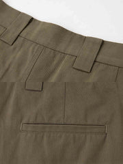 製品画像: ライセル混紡 ツープリーツ ストレートスラックス全体展示。クラシックなツープリーツデザインとストレートシルエットで、エレガントな印象を与えるスラックス。
詳細画像: ウエスト部分のツープリーツとサイドポケットのディテール特写。ツープリーツデザインとポケット配置が際立つ画像。
モデル画像: ツープリーツスラックスとヴィンテージシャツを合わせたカジュアルエレガントなスタイルを披露するモデル。レトロでエレガントな着こなしを表現。