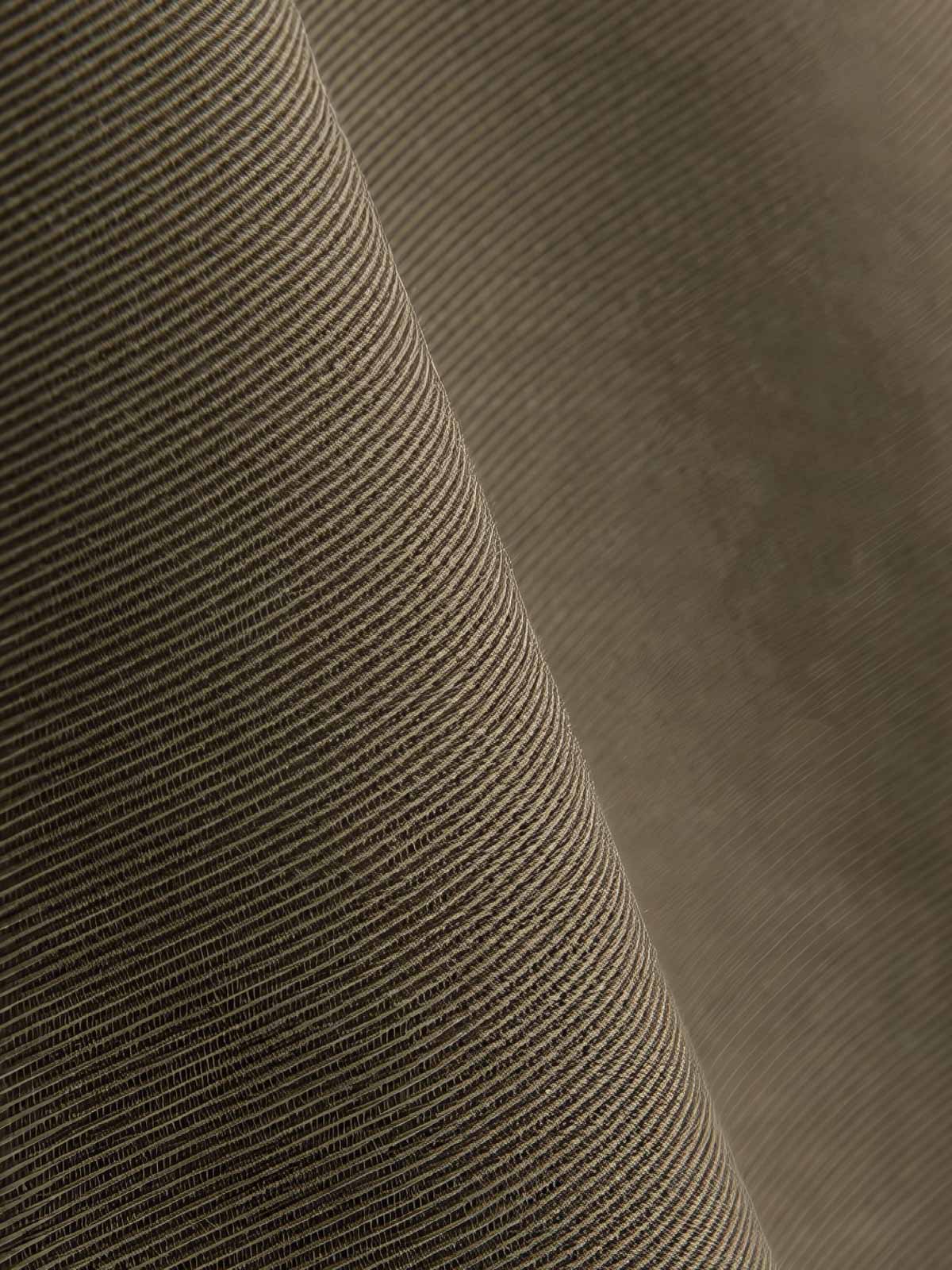 製品画像: ライセル混紡 ツープリーツ ストレートスラックス全体展示。クラシックなツープリーツデザインとストレートシルエットで、エレガントな印象を与えるスラックス。
詳細画像: ウエスト部分のツープリーツとサイドポケットのディテール特写。ツープリーツデザインとポケット配置が際立つ画像。
モデル画像: ツープリーツスラックスとヴィンテージシャツを合わせたカジュアルエレガントなスタイルを披露するモデル。レトロでエレガントな着こなしを表現。