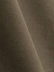 製品画像: ライセル混紡 ツープリーツ ストレートスラックス全体展示。クラシックなツープリーツデザインとストレートシルエットで、エレガントな印象を与えるスラックス。
詳細画像: ウエスト部分のツープリーツとサイドポケットのディテール特写。ツープリーツデザインとポケット配置が際立つ画像。
モデル画像: ツープリーツスラックスとヴィンテージシャツを合わせたカジュアルエレガントなスタイルを披露するモデル。レトロでエレガントな着こなしを表現。