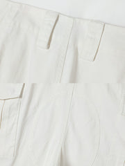 ダブルニー補強と多機能ポケットのディテール展示