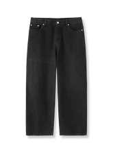 製品画像: アメリカンヴィンテージ ワイドデニムパンツの全体展示。高品質な13OZデニムを使用した、酵素洗い加工でヴィンテージ感を引き立てたデザイン。
詳細画像: 酵素洗い加工とデニムの質感ディテールの特写。繊細な質感と自然なヴィンテージトーンが強調されており、素材感が伝わる画像。