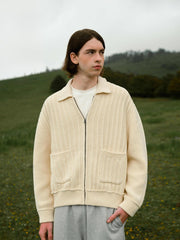 詳細画像: 太い編み目とケーブル模様のディテールを強調した展示。高品質な素材がもたらす柔軟さと安定性をアピール。
モデル画像: モデルが着用したレトロケーブル編みニットカーディガンの全体スタイリング。日常やアウトドアにぴったりなルーズフィットデザインを強調。