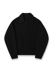 製品画像: ジャパニーズテイストの重厚なレトロケーブル編みニットカーディガンの全体展示。秋冬に最適な温かさとスタイルを兼ね備えたアイテム。
詳細画像: 太い編み目とケーブル模様のディテールを強調した展示。高品質な素材がもたらす柔軟さと安定性をアピール。