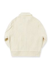 製品画像: ジャパニーズテイストの重厚なレトロケーブル編みニットカーディガンの全体展示。秋冬に最適な温かさとスタイルを兼ね備えたアイテム。
詳細画像: 太い編み目とケーブル模様のディテールを強調した展示。高品質な素材がもたらす柔軟さと安定性をアピール。