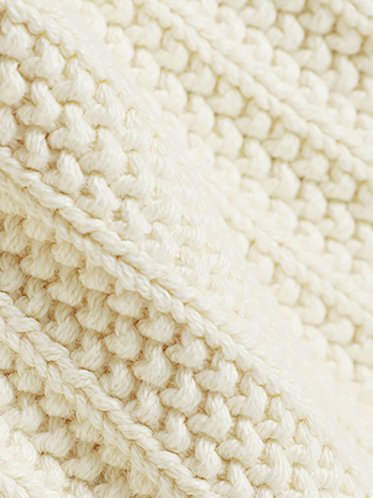 製品画像: ジャパニーズテイストの重厚なレトロケーブル編みニットカーディガンの全体展示。秋冬に最適な温かさとスタイルを兼ね備えたアイテム。
詳細画像: 太い編み目とケーブル模様のディテールを強調した展示。高品質な素材がもたらす柔軟さと安定性をアピール。