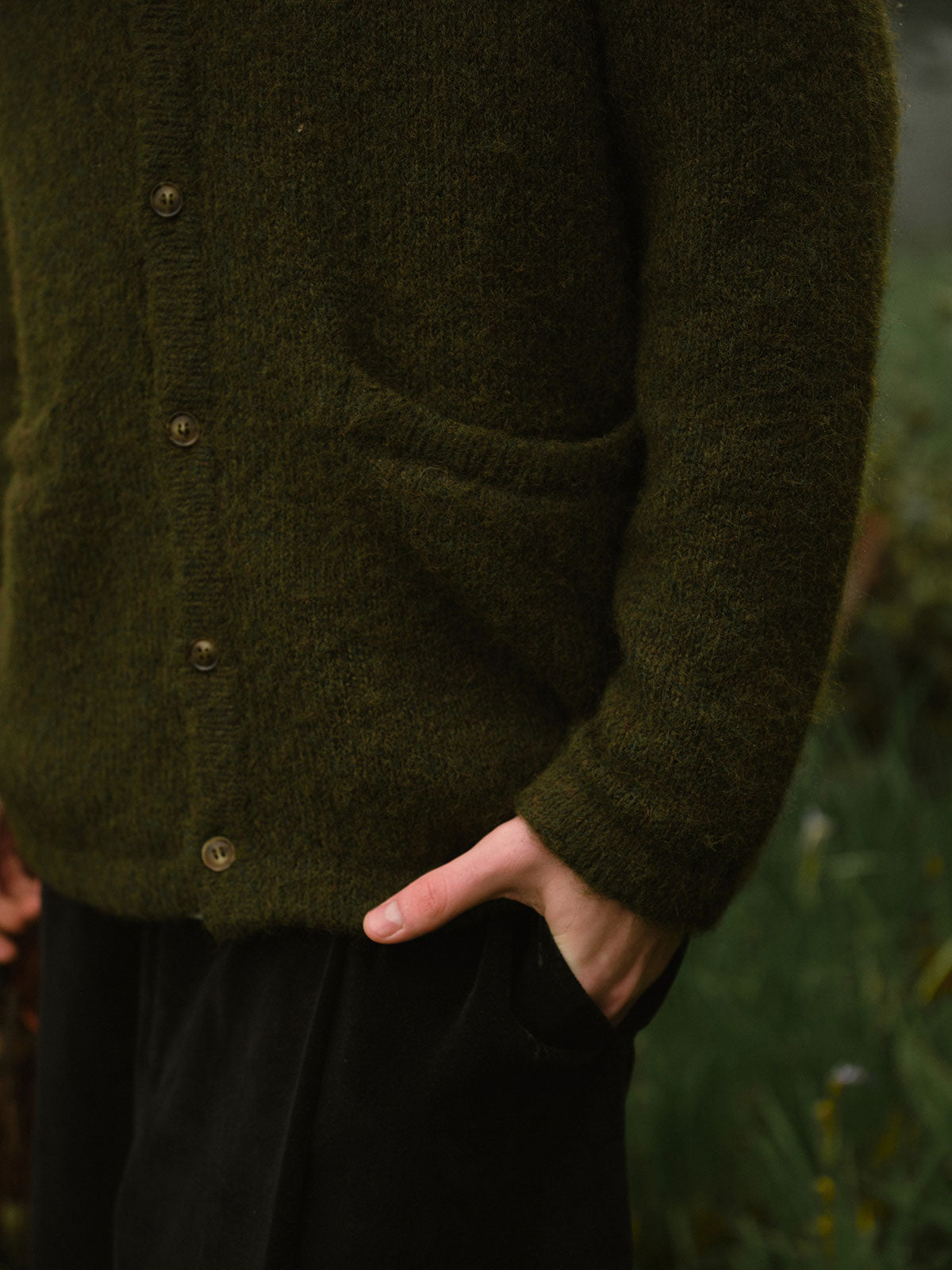 詳細画像: ニットのケーブル編み模様と木製ボタンのディテール特写。温かみのある素材とクラシックなデザインが、日常的に使える上品さを引き立てます。
モデル画像: アルパカ混紡セーターを着用したレトロで優雅なコーディネートを披露するモデル。シンプルで洗練された秋冬スタイルの完成。