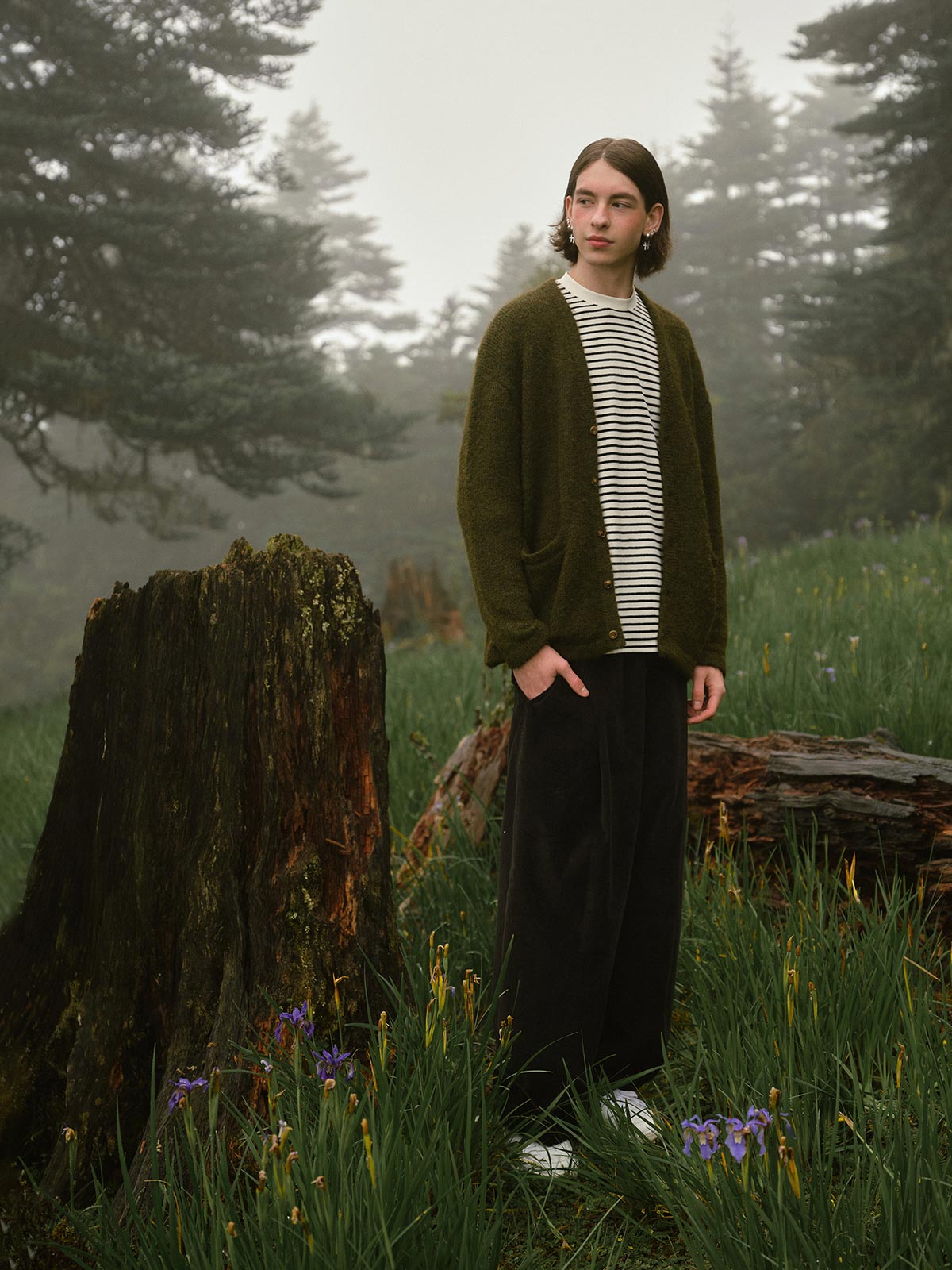 詳細画像: ニットのケーブル編み模様と木製ボタンのディテール特写。温かみのある素材とクラシックなデザインが、日常的に使える上品さを引き立てます。
モデル画像: アルパカ混紡セーターを着用したレトロで優雅なコーディネートを披露するモデル。シンプルで洗練された秋冬スタイルの完成。